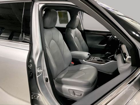 Used 2023 Toyota Highlander Limited AWD/4WD image 9