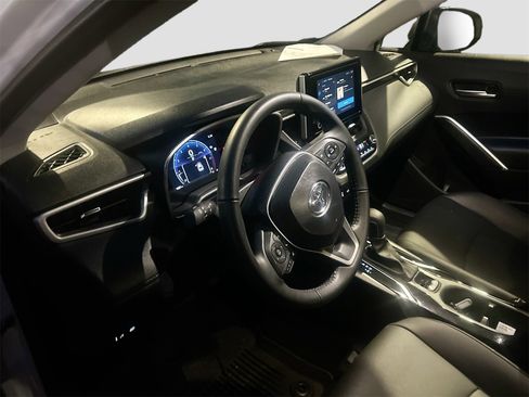 Used 2025 Toyota Corolla Cross XLE image 9
