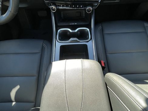 Used 2025 Chevrolet Traverse LT image 19