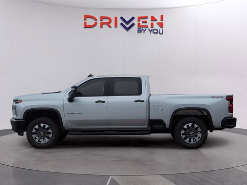 Used 2023 Chevrolet Silverado 2500 Custom w/ Custom Value Package image 2