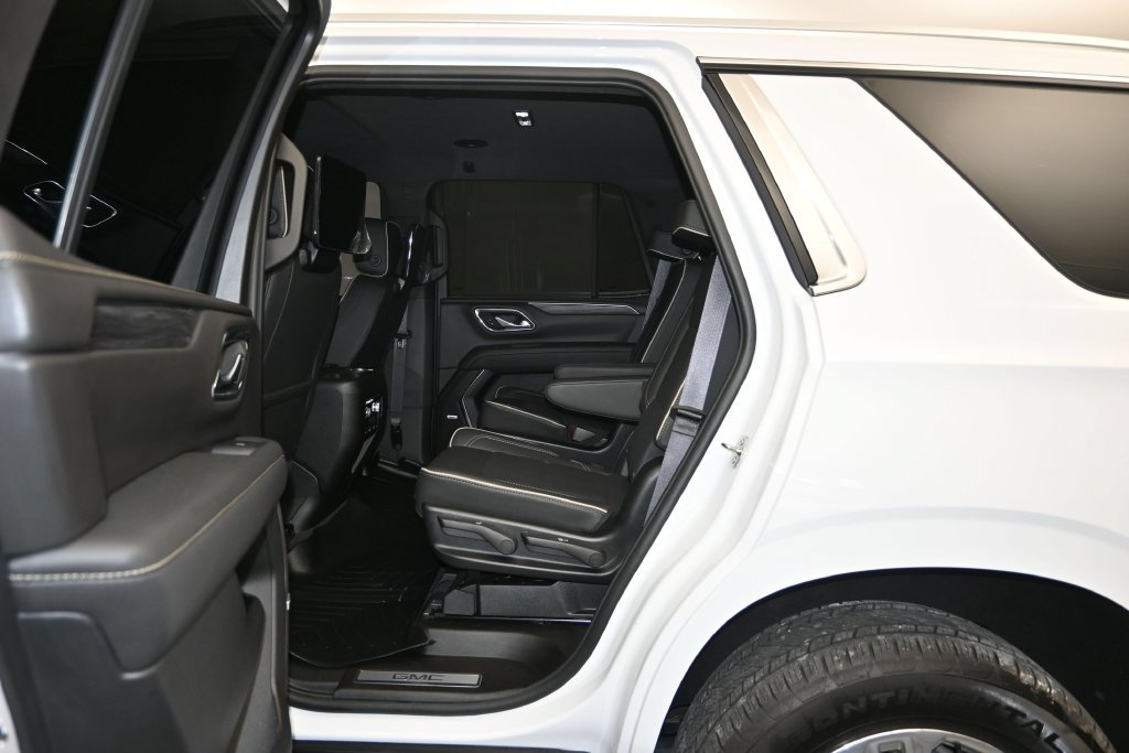 Used 2024 GMC Yukon SLT w/ SLT Luxury Package AWD/4WD image 24