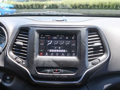 Used 2020 Jeep Cherokee Latitude Plus w/ Cold Weather Group AWD/4WD image 19
