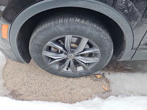 Used 2022 Volkswagen Tiguan SE w/ Panoramic Sunroof Package image 2