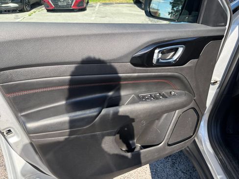 Used 2025 Jeep Compass Trailhawk AWD/4WD image 18