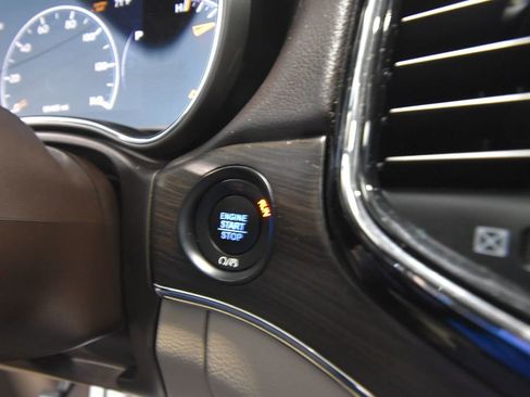 Used 2020 Jeep Grand Cherokee Overland image 16