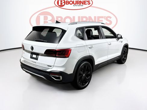 Used 2023 Volkswagen Taos SE w/ Panoramic Sunroof Package AWD/4WD image 11