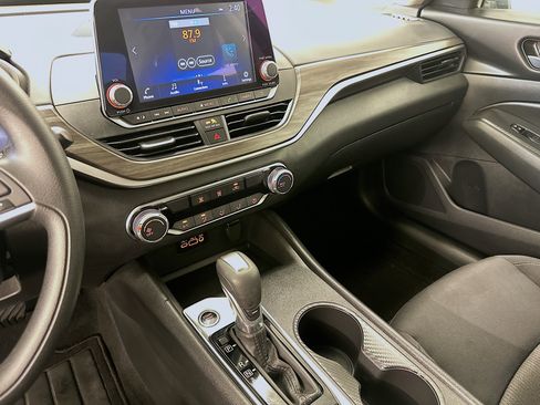 Used 2025 Nissan Altima 2.5 SV FWD image 25
