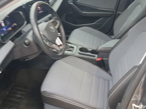 Used 2025 Volkswagen Jetta SE image 3