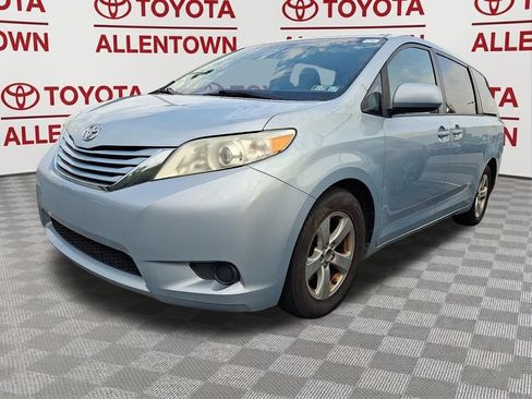Used 2016 Toyota Sienna LE FWD image 3