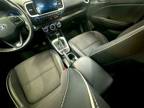 Used 2024 Hyundai Venue Limited image 21