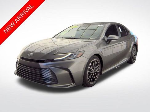 Used 2025 Toyota Camry XLE FWD image 1