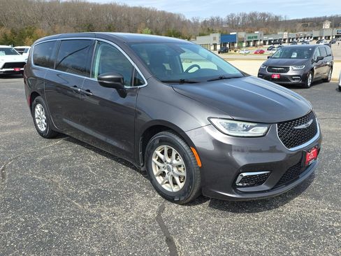 Used 2023 Chrysler Pacifica Touring-L FWD image 2