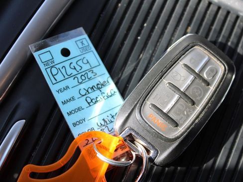 Used 2023 Chrysler Pacifica Touring-L image 33