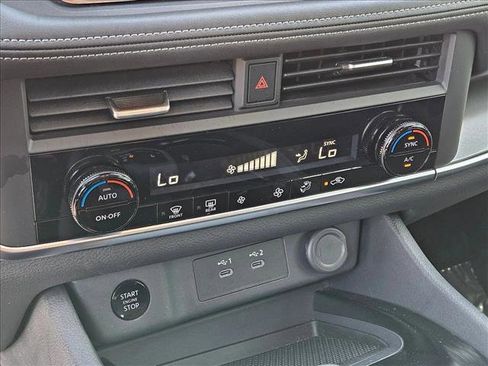 Used 2025 Nissan Rogue SV AWD/4WD image 19