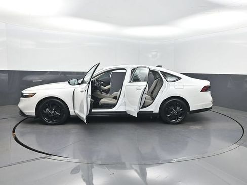 Used 2025 Honda Accord SE image 39