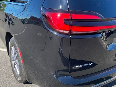 Used 2025 Chrysler Pacifica Select FWD image 14