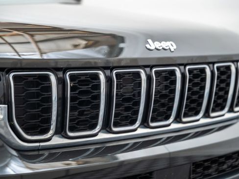 Used 2022 Jeep Grand Cherokee L Limited AWD/4WD image 11