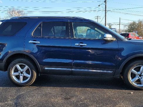 Used 2017 Ford Explorer XLT image 3