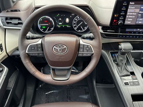 Used 2023 Toyota Sienna Platinum image 16