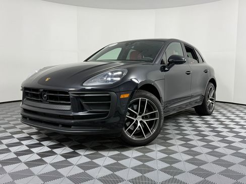 Used 2025 Porsche Macan image 1
