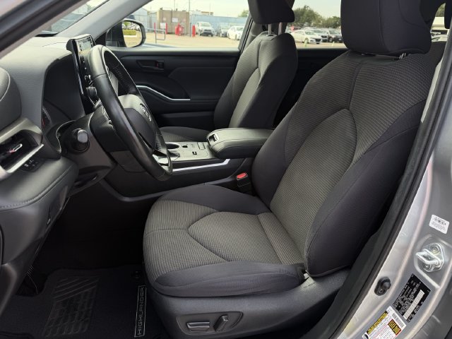 Used 2021 Toyota Highlander LE FWD image 24