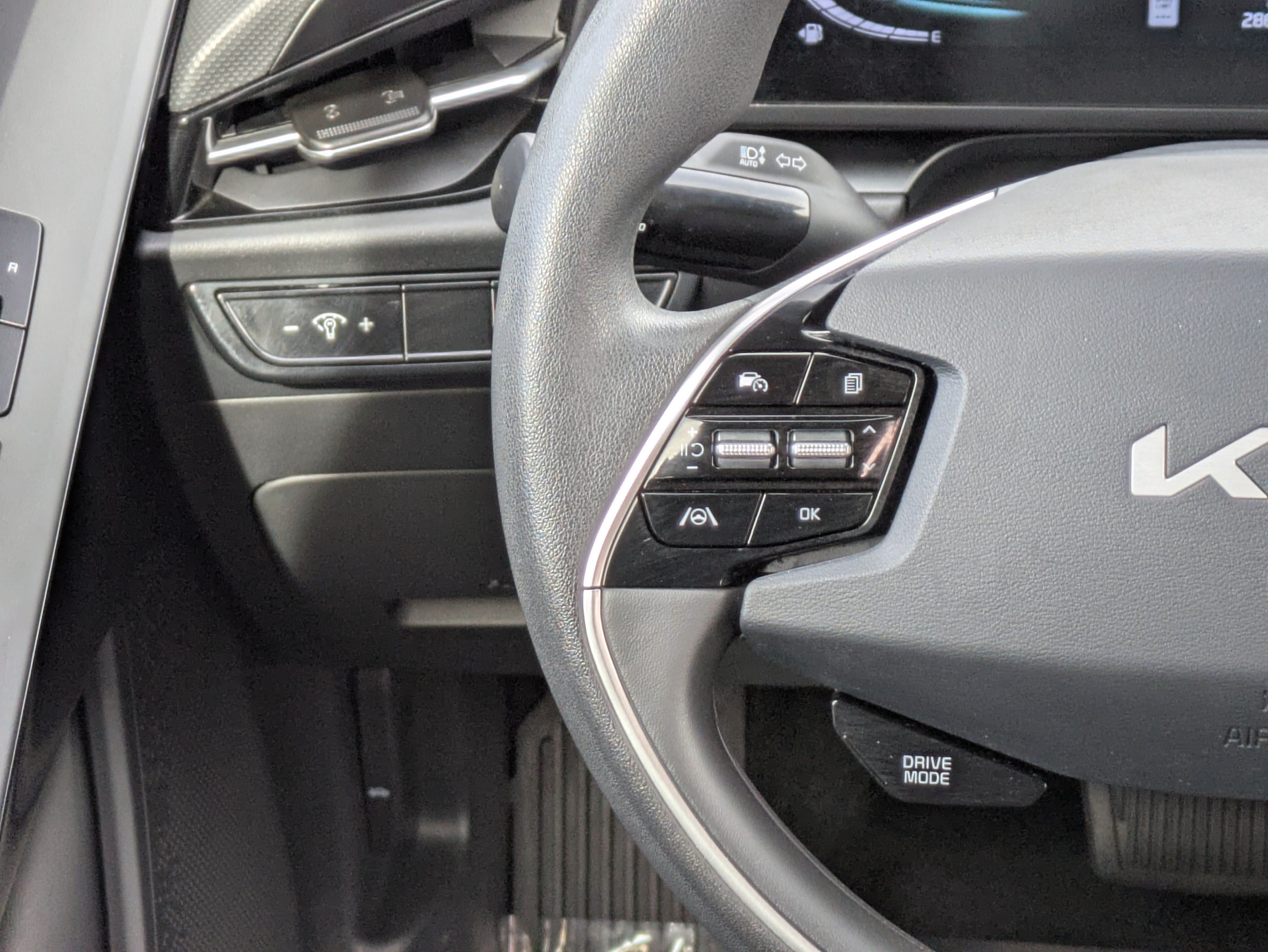Certified 2025 Kia Niro LX FWD image 23