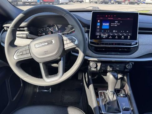 Used 2024 Jeep Compass Latitude AWD/4WD image 2