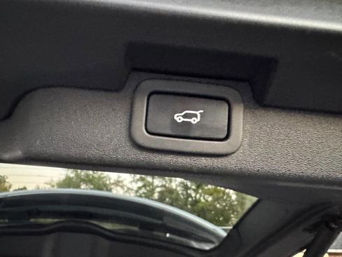 Used 2017 Land Rover Discovery HSE image 48