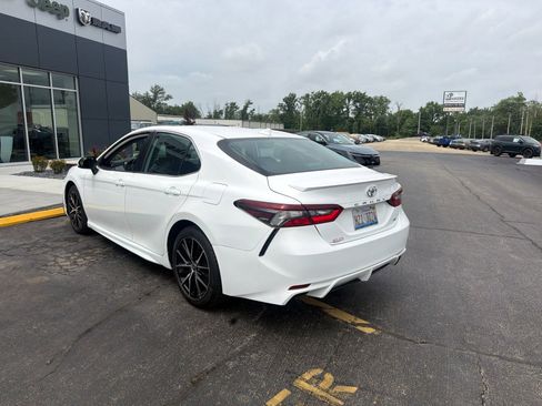 Used 2021 Toyota Camry SE FWD image 4