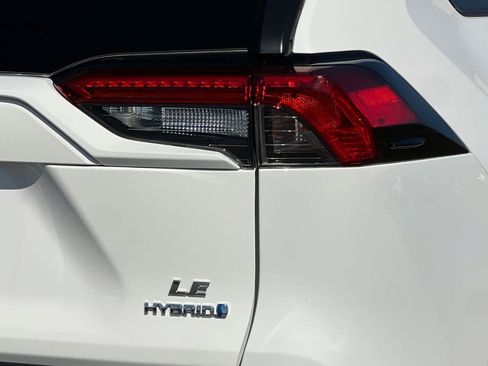 Certified 2020 Toyota RAV4 LE w/ All Weather Liner Package AWD/4WD image 31