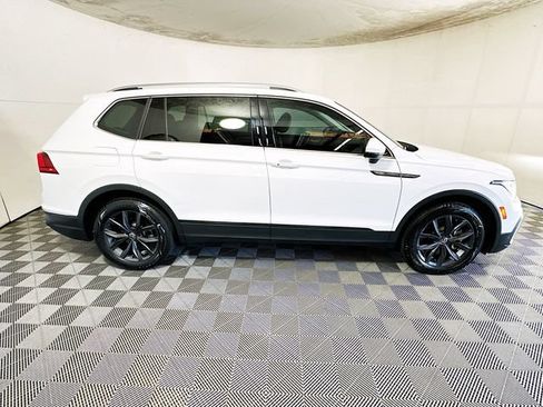 Used 2022 Volkswagen Tiguan SE w/ Panoramic Sunroof Package FWD image 2