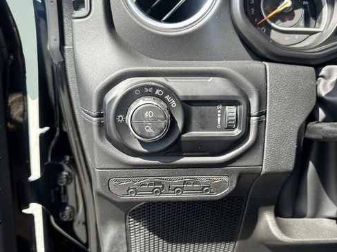 New 2025 Jeep Gladiator High Tide image 24