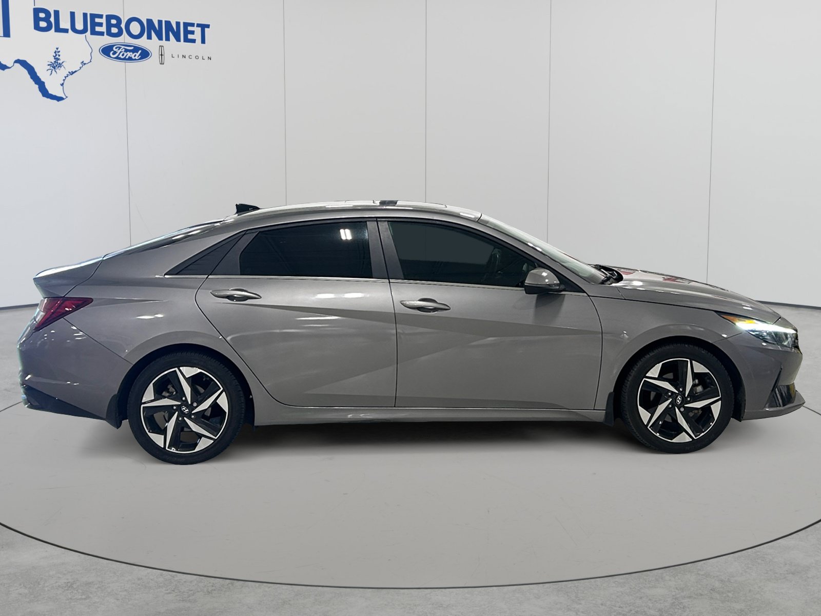 Used 2022 Hyundai Elantra SEL w/ Convenience + Premium Package FWD image 4