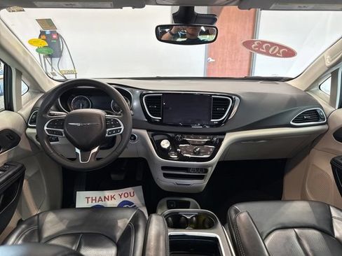 Used 2023 Chrysler Pacifica Touring-L FWD image 40