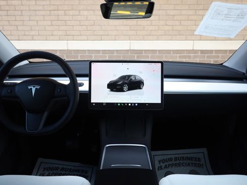 Used 2024 Tesla Model Y Long Range AWD/4WD image 33
