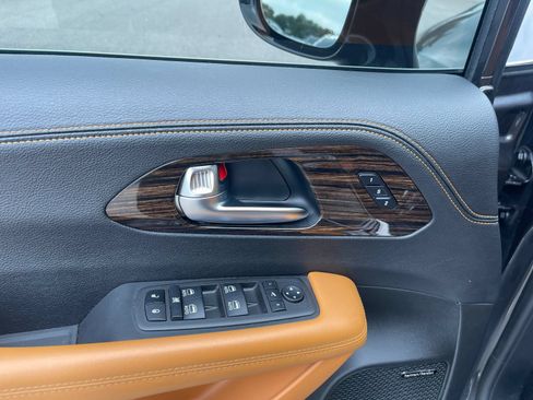 Used 2023 Chrysler Pacifica Pinnacle AWD/4WD image 13