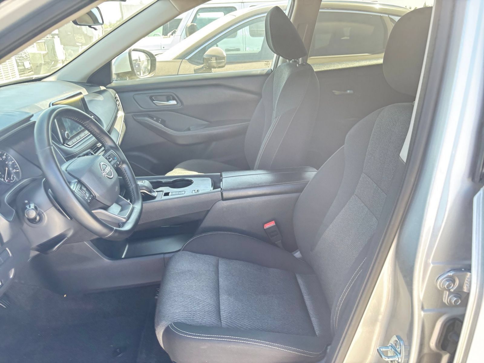 Used 2025 Nissan Rogue SV FWD image 28