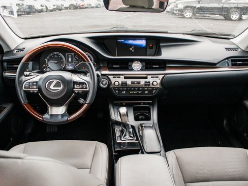 Used 2018 Lexus ES 350 w/ Navigation System Package FWD image 28