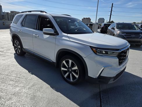 Used 2023 Honda Pilot Touring image 6