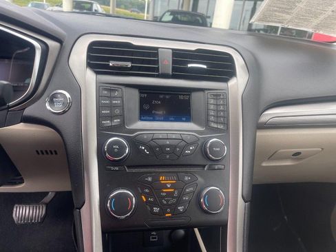 Used 2017 Ford Fusion SE FWD image 25