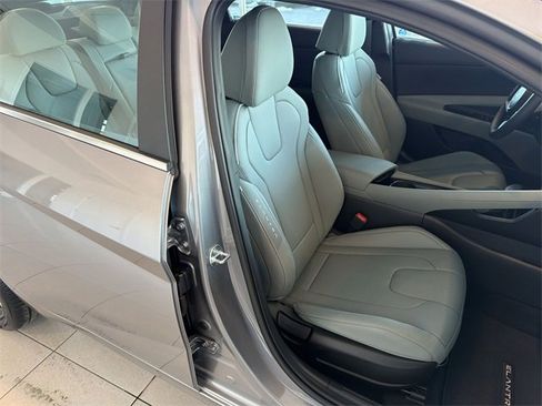 Used 2025 Hyundai Elantra Limited image 18