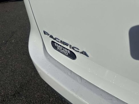 Used 2024 Chrysler Pacifica Touring-L image 5