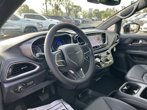 New 2026 Chrysler Pacifica Select image 16