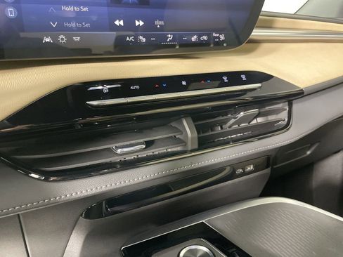 Used 2025 Buick Enclave Preferred image 17