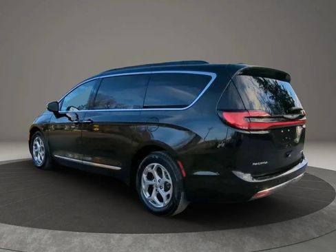 Used 2023 Chrysler Pacifica Limited FWD image 3
