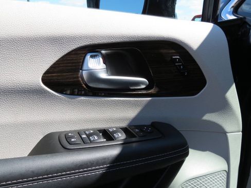 Used 2024 Chrysler Pacifica Limited w/ Trailer Tow Group FWD image 9