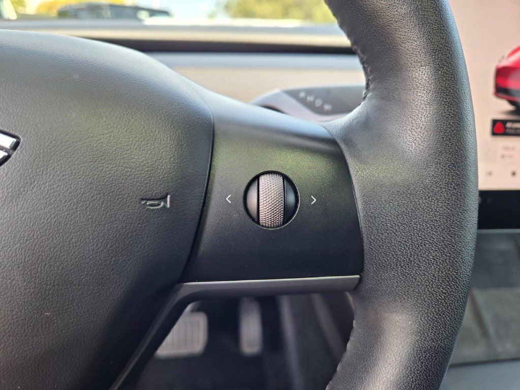 Used 2024 Tesla Model Y Long Range AWD/4WD image 22