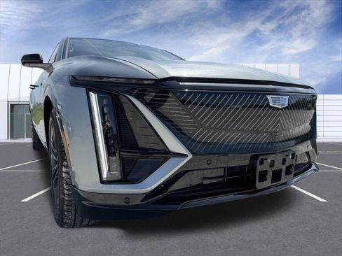 Certified 2024 Cadillac Lyriq Luxury w/ LPO, Floor Liner Package AWD/4WD image 8