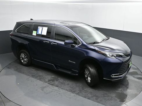 Used 2024 Toyota Sienna XLE image 42