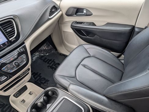 Used 2024 Chrysler Pacifica Limited FWD image 11